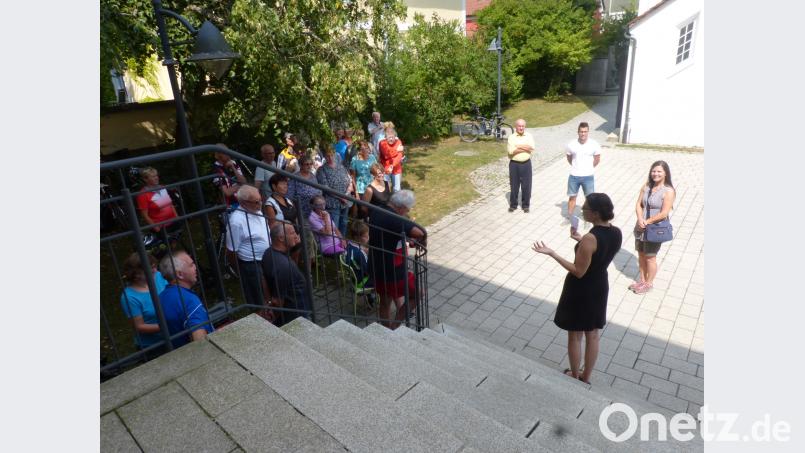 Pfarrerin Anja Matthalm (vorne rechts) erzählt die Baugeschichte der evangelischen Kirche Peter und Paul. fm
