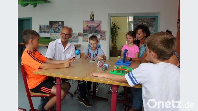 Bürgermeister Harald Bemmerl (Zweiter von links) machte sich selbst ein Bild über die Ferienbetreuung in den Räumen der Mittagsbetreuung. Er spielte auch mit den Kindern. exb