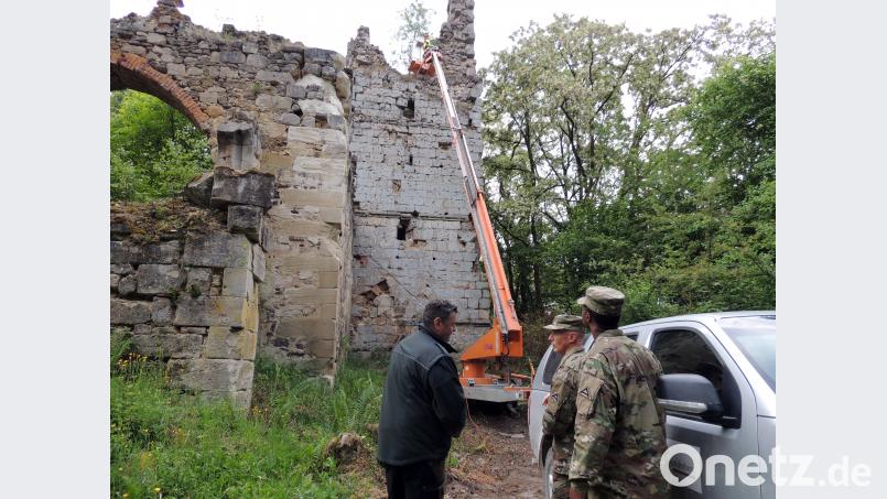 Revierförster Andreas Irle (links) befreite mit seinen Helfern die Mauern des Turms und der Kirchenruine vom meterhohen Aufwuchs. Interessiert an der Aktion zeigte sich Command Sergeant Major Lew Gardner (Mitte). mor