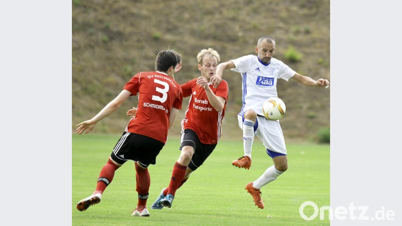 Der Schnaittenbacher Spielertrainer Turan Bafra (rechts) holt den Balll vor den Schmidmühlenern Daniiel Liebchen (links) und Tobias Eichenseer (Mitte) sicher aus der Luft. Ziegler