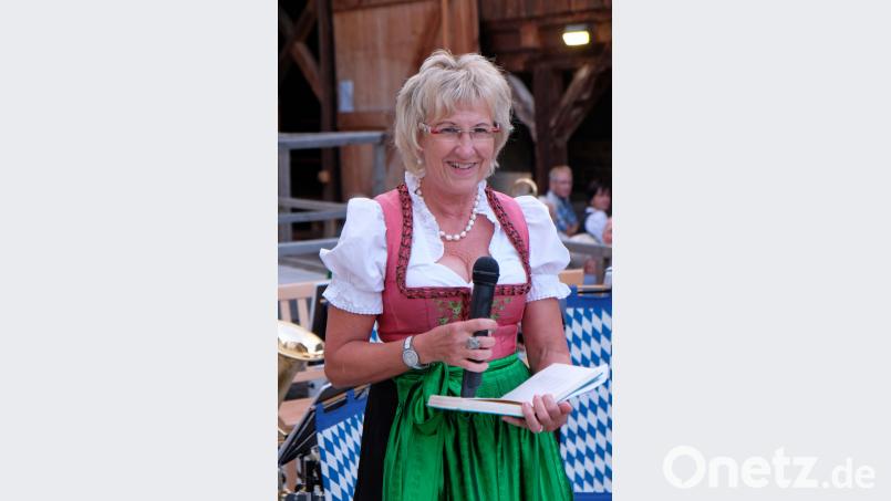 Irene Ehemann führte launig durchs Programm und trug humorige kurze Geschichten vor twi