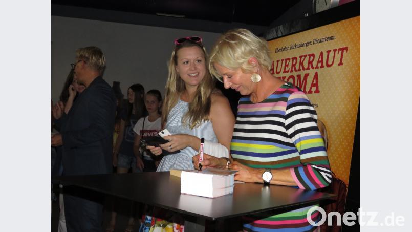 Judith Lindner, eine Tirschenreutherin, die in New York wohnt, freut sich übers Autogramm der Erfolgsautorin Rita Falk. ubb