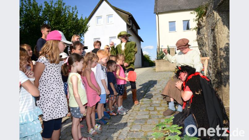 Die Großmutter hat dem Teufel ein goldenes Haar entrissen, um es später dem Glückskind zu geben, der sich zu seinem Schutz in eine Ameise verwandelt und deshalb unsichtbar ist. bey