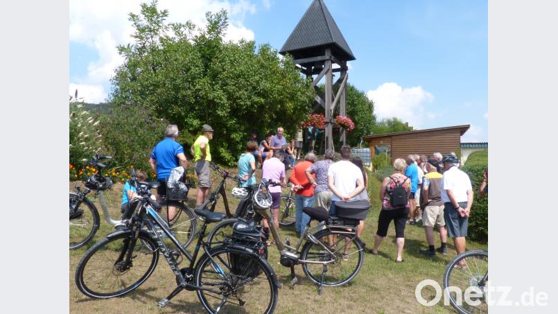 Simultanradtour am Glockenturm Mittelreinbach, Pfarrer Konrad Schornbaum (Mitte). fm