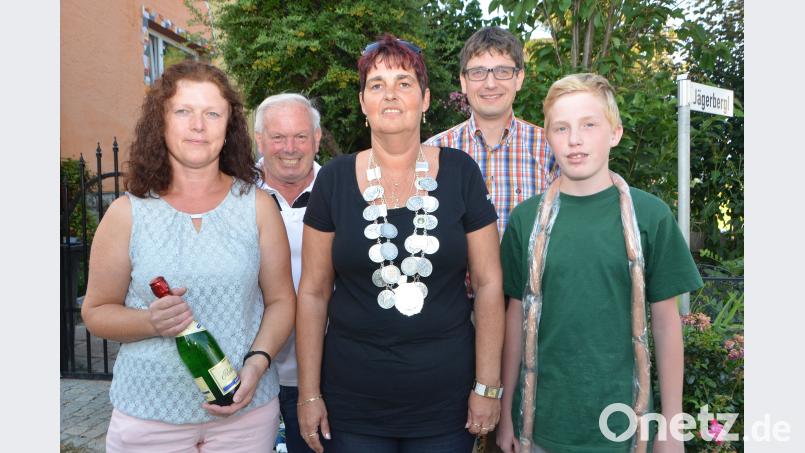 Schützenmeister Johann Gösl (Zweiter von links) zeichnet die Stadtmeister 2018 aus. Beate Maier lässt sich für ihren verhinderten Mann Gerhard die Königskette umhängen. Andreas Bäumler schreibt sich als Vize-Stadtmeister in die Siegerliste ein. Dritte ist Sonja Messer (links). Zweiter Bürgermeister Uli Münchmeier (Zweiter von rechts) gratuliert den Teilnehmern zu den errungenen Titeln. dob