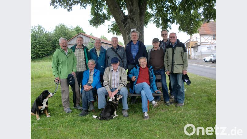 Die Donnerstags-Rentner-Wanderer aus Schnaittenbach an ihrem Treffpunkt „am Lindenbaum“. sh