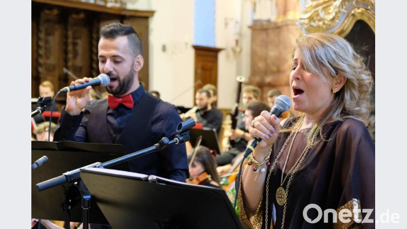 Die Premiere von „Passio – Compassio“ des Festivals junger Künstler Bayreuth brachte in der Klosterkirche Speinshart die Kulturen in Berührung. Unter der Gesamtleitung von Vladimir Ivanoff feierten das Ensemble Sarband mit ihren Solisten und das Kammerorchester aus Cluj (Rumänien) Triumpfe. Als Spezialisten für osmanischen Gesang glänzten in der puren Schönheit orientalischer Verzierungen Rebal Alkhodari (links) und Fadia El-Hage. Robert Dotzauer