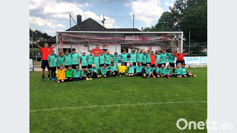 Fast 40 Kinder nahmen heuer an der Fußballschule in Schmidmühlen teil, hier mit Stützpunktleiter Thomas Grill. fop
