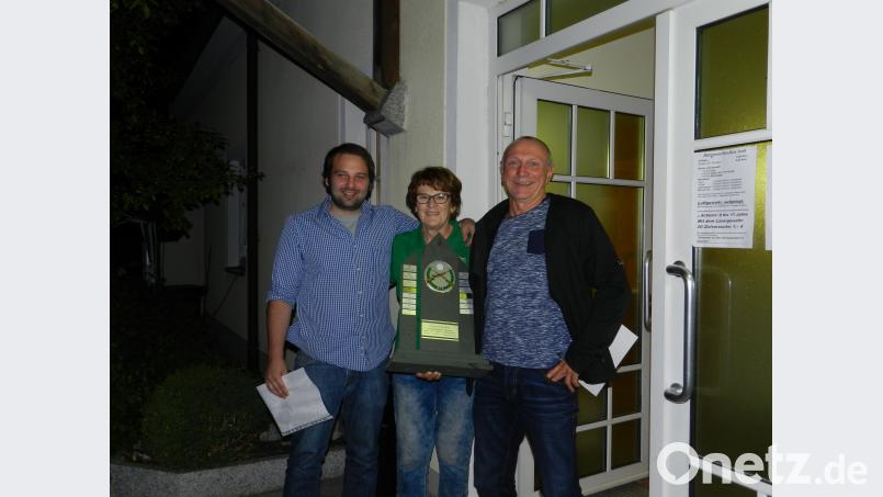 Die Vertreter der Feuerwehr holen sich den Wanderpokal. was