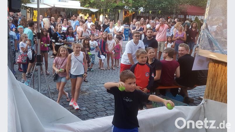 „Sie treffen – ein Promi geht baden“. Vor allem die Kinder hatten ihren Spaß daran, die Wasserrutsche in Gang zu setzen, in dem sie mit einem Tennisball gegen eine Scheibe warfen. Hirsch