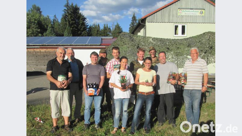 Unser Bild zeigt die Sieger und Vertreter der Kameradschaft von links: Ehrenschützenmeister Hans Englmann, dritter Bürgermeister Karl Lenhard, Alexander Veigl, SRK-Vorsitzender Norbert Schwarz, Jan Böhringer, Sandra Schreyer, Daniela Heinl, Erik Müller, Florian Heinl, Schützenmeister Ralf Kastner und Josef Legath. hkö