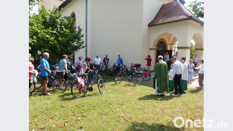 Segnung der Räder mit Pfarrer Roland Klein. fm