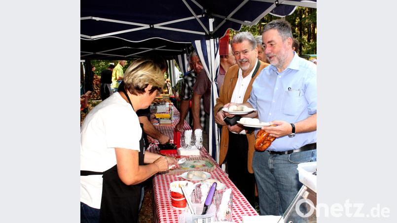 Die Schmankerln sind heiß begehrt – auch beim ehemaligen OWV-Chef Hans Sperrer (2.v.r.) R. Kreuzer