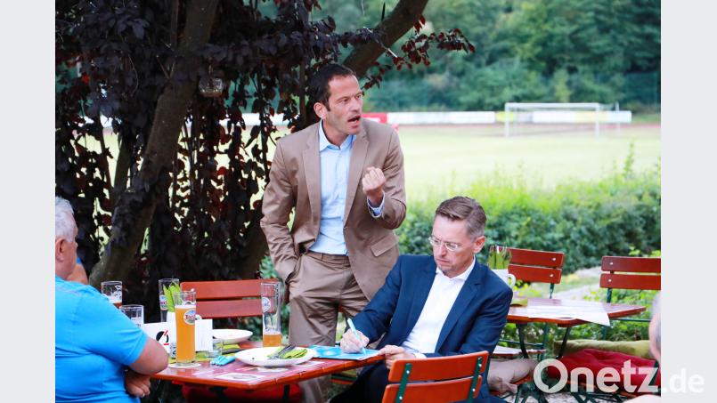Im Biergarten des Sportheim-Bistros IQ sprachen (von links) Bundestagsabgeordneter Albert Rupprecht und Landtagsabgeordneter Tobias Reiß. njn