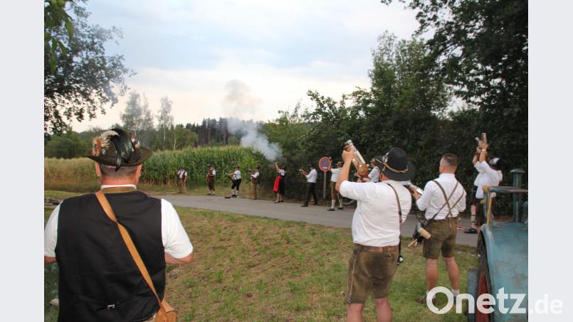 Nach alter Tradition ist das „Kinifest“ von den Böllerschützen mit einer langsamen Reihe, einer schnellen Reihe und einem „Salut zu Ehren des Kinis“ angeschossen worden. frd