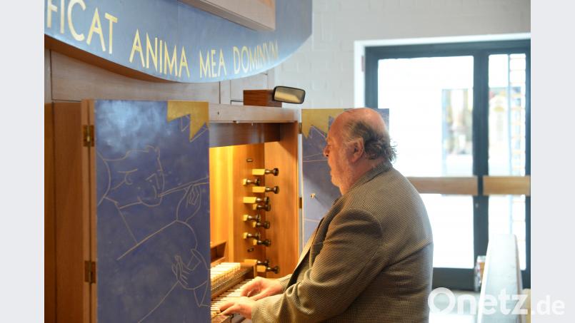 Ein letztes Mal spielt Peter Kraus die Orgel in der Hohenkemnather Pfarrkirche. Zum Abschied erklang „Segne du, Maria“. brü