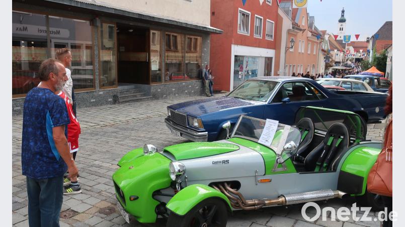 Die Oldtimer am Eingang der Hauptstraße erinnerten an die Rockabilly-Zeit der 1950er-Jahre. Hirsch