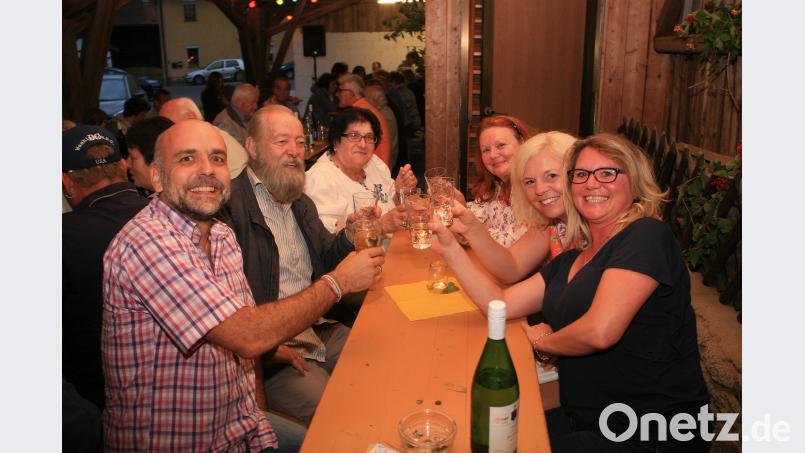 „Wein und Musik erfreuen das Herz“, wussten schon die Römer. Nicht anders war es beim Weinabend des Schönhaider Opel-Clubs, der dazu in den Dorfstadel eingeladen hatte. wro
