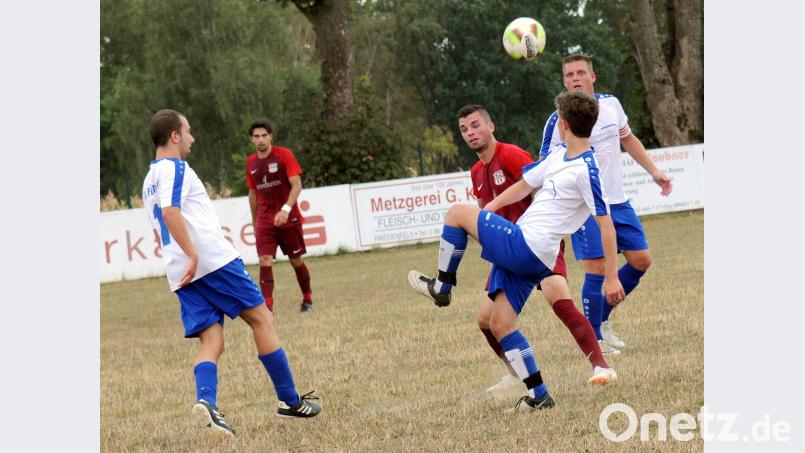 Der TSV Waldershof nahm auch die Hürde SG Fuchsmühl und feierte im sechsten Spiel den sechsten Sieg. Beide Treffer beim 2:0-Erfolg erzielte Dominik Dotzauer (rotes Trikot, Dritter von rechts), der allerdings in dieser Szene gegen Andreas Spörrer, Johannes Holmer und Christopher Fürst (von links) das Nachsehen hat. heh