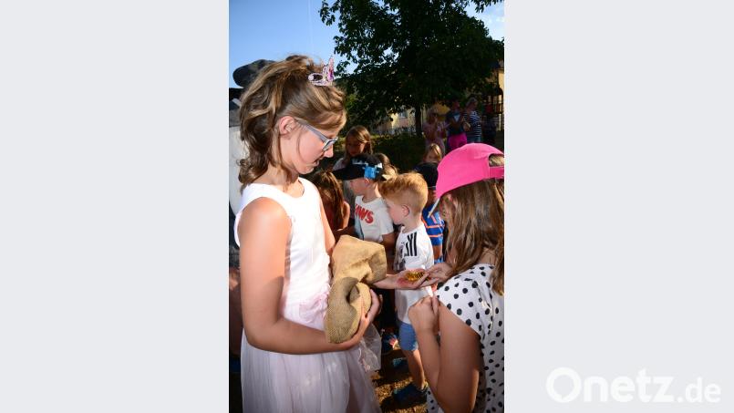 Die Prinzessin (Sofia Brucker) verteilt am Ende des Märchen Golddukaten an die Kinder bey