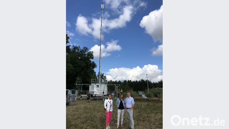 Karin Ehrhardt, kommunale Ansprechpartnerin der Telekom Deutschland, Barbara Pös/Informationsmanagement Funk und Umwelt und Bürgermeister Josef Gilch (von links) vor der provisorischen Anlage. exb