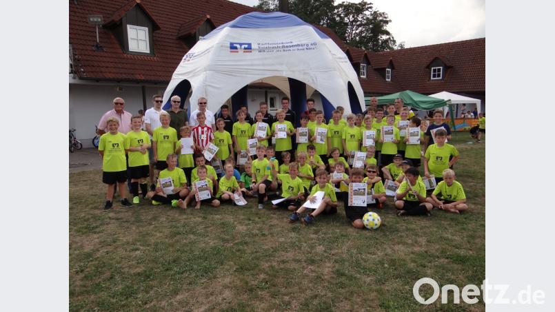 Mit SV-Vorsitzenden Hans Luber, Geschäftsstellenleiter Marcel Marquardt, Bürgermeister Bernhard Lindner und Raiffeisenvorstandsmitglied Martin Sachsenhauser (hinten von links) freut sich das Trainer- und Betreuerteam mit den Jungfußballern über drei gelungene Tage. ibj