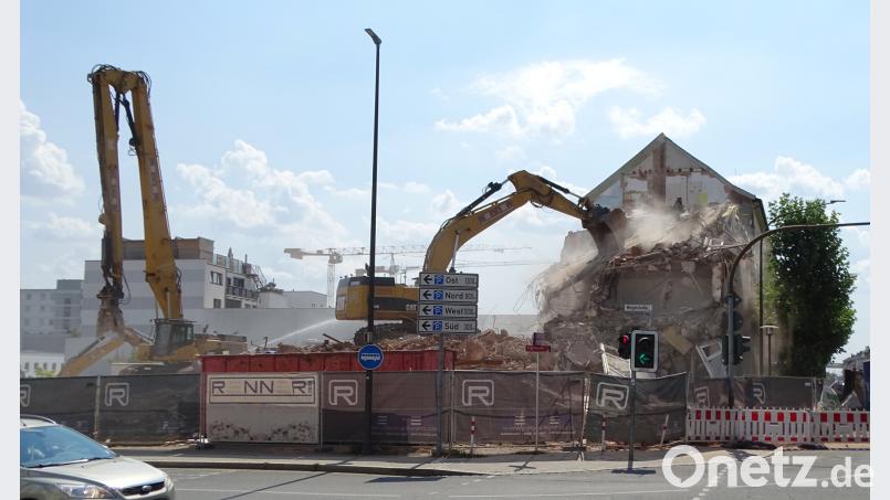 Mit Brachialgewalt riss die Baggerschaufel das Gebäude ein. Dobmeier