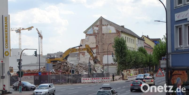 Ein neuer weiter Blick eröffnet sich an der Ecke Bahnhof-/Weigelstraße nach dem Abriss. Die Mauer zum Nachbargebäude hielt stand. Dobmeier