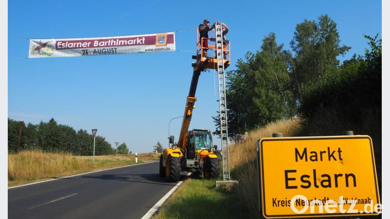 Der Barthlmarkt erfordert von den Gemeindearbeitern, Vereinen und Organisationen einige Vorbereitungen. Die Banner sind schon montiert. gz