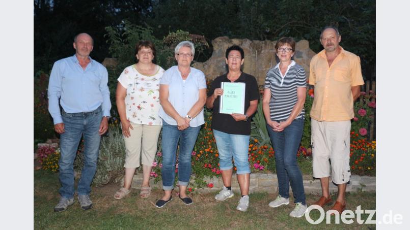 Die Theatergruppe Kastl stellt das neue Bühnenmanuskript für die Theatersaison im November vor.
Albert Stich, Marga Boemmel (beide verantwortlich für das Bühnenbild), Souffleuse Ursula Höreth, Autorin Margit Stich, Darstellerin Martina Moller-Prischenk und Darsteller Anton Boemmel (von links) treffen sich bei einem gemütlichen Sommernachtsfest zum ersten Stöbern in den neuen Texten. rpp