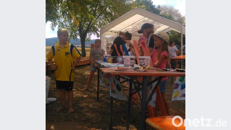 Die Kinder durften ihrer Kreativität freien Lauf lassen und die Zaunlatten selber bemalen. exb