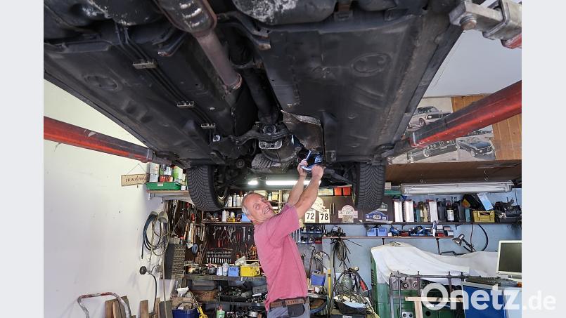 Fast täglich „schraubt“ Alexander Weig an seinen Autos. Der sympathische Motorsportler hat sich auf Bergrennen spezialisiert, freut sich jedoch enorm auf die Gleichmäßigkeitsprüfung beim „3. Friedenfelser Berg-Classic-Preis“ am Wochenende. bsc