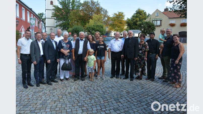 Über viele Geburtstagsglückwünsche freute sich am Sonntag der Konnersreuther Altbürgermeister Michael Hamann (8. von links). Unter den Gratulanten waren seine Frau Maria (6. von links), seine drei Kinder und vier Enkel sowie (von links) CSU-Ortsvorsitzender Andreas Malzer, MdL Tobias Reiß, stellvertretender Landrat Alfred Scheidler, Bürgermeister Max Bindl sowie Pfarrer Anton Vogl (6. von rechts) und Festprediger Pater Konrad Haußner (7. von rechts). jr