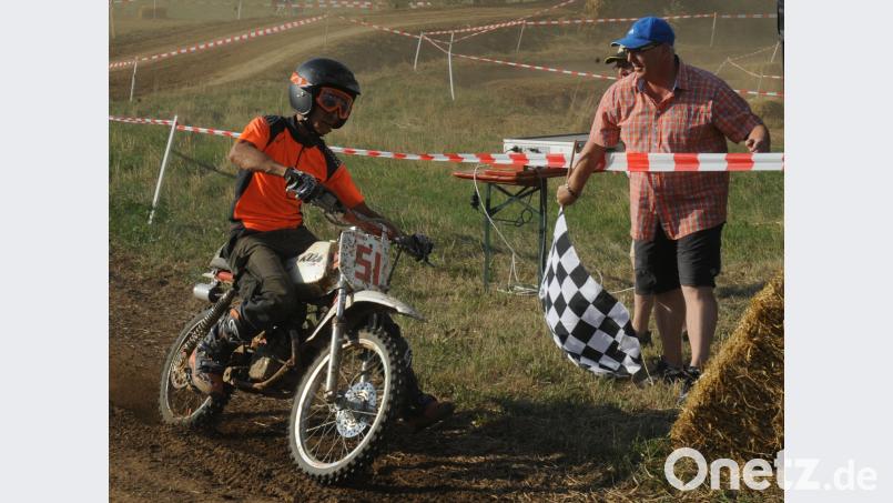John Engelhard vom Team Robeis Racing lässt trotz tropischer Temperaturen nichts anbrennen. Als Sieger in der Tuning-Klasse winkt ihn Bürgermeister Winfried Franz nach 103 Runden mit der Zielflagge ab. gf