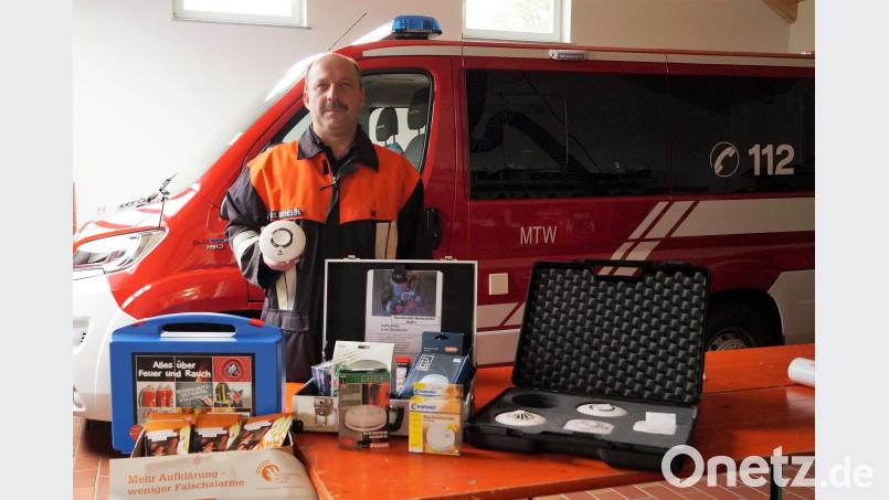 Der Fachberater der Landkreisfeuerwehren, Thomas Mathes, wirbt für den Einbau von Feuermeldern und ihre regelmäßige Wartung. arw