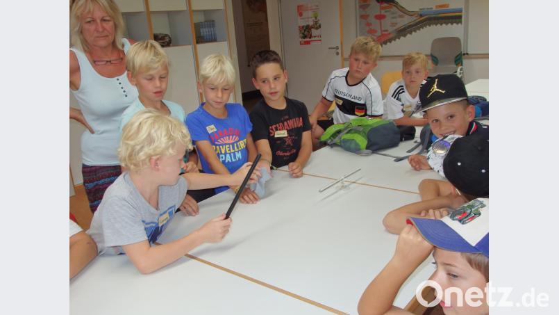 Der Trick mit der Reibung des Stabes. Auch das probieren die Kinder aus. wrt