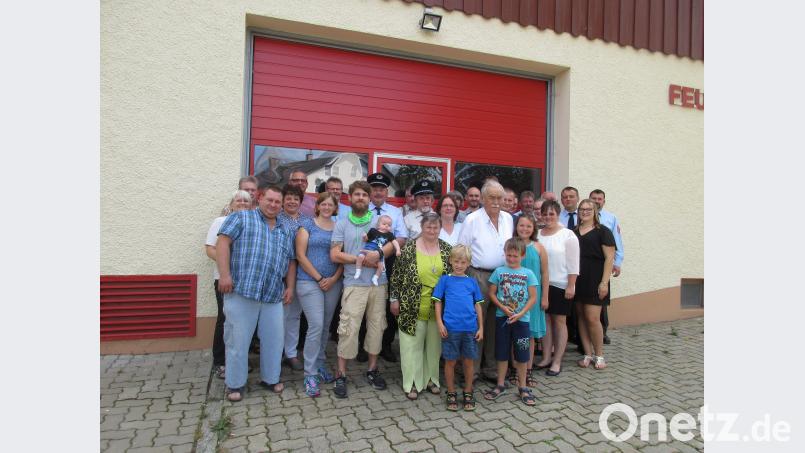 Der Jubilar (vorne, mit weißem Hemd) freute sich über den großen bahnhof zu seinem 80. Geburtstag. . gma