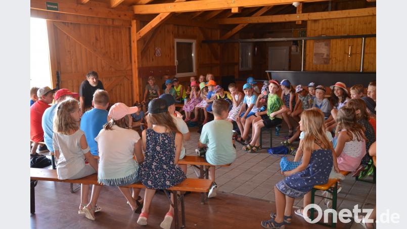 Leben wie ein Steinzeitmensch, das konnten die Kinder beim Ferienprogramm im Dokuzentrum Weiding ausprobieren. ga