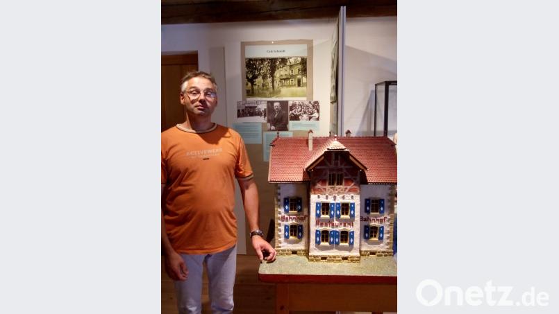 Johannes Roth neben dem von ihm gefertigten Modell des Bahnhofsrestaurants. hev