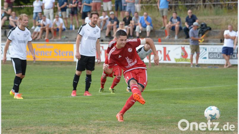 Da war die Welt in Neukirchen noch in Ordnung: Maximilian Witzel tritt an und verwandelt einen Foulelfmeter zur 1:0-Führung. ref