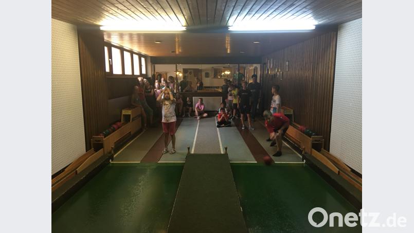 Zum Schluss der Jugendfreizeit liefern sich die Teilnehmer einen Kegelwettkampf im Jägerheim in Pruihausen. exb