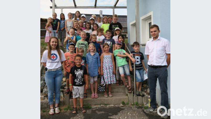 Am Wasserwachthaus erhalten die Kinder ihre Abzeichen. exb