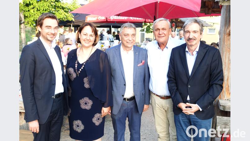 Den Jubilar in die Mitte genommen. Stephan Oetzinger und Annett Kamm (von links), Wolfgang Jess und OB Kurt Seggewiß (von rechts) gratulieren Günther Kamm zum 60. Geburtstag. Bild: Wieder wd