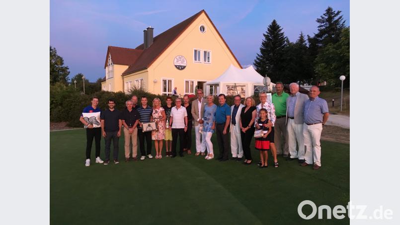Golfclub-Präsident Wolfgang Ries (Zweiter von rechts) freut sich über das große Interesse am Turnier. exb