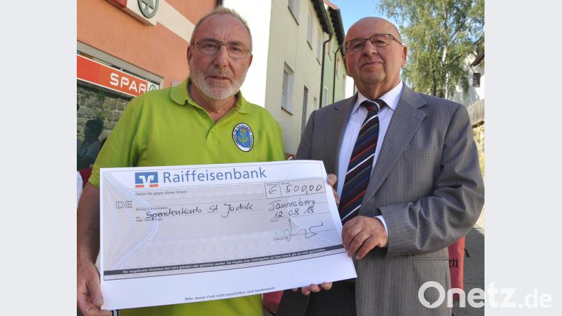 OWV-Vorsitzender Heino Henning (links) überreicht zu Beginn des Backofenfestes mit humorvollen Worten Pfarrer Wilhelm Bauer einen Scheck über 500 Euro für die Restaurierung der Wallfahrtskirche St.Jodok. es