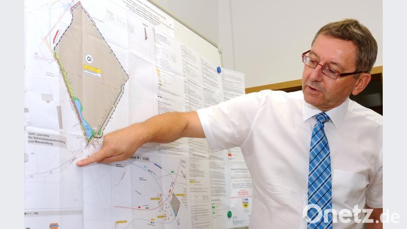 Bürgermeister Josef Gilch mit dem Bebauungsplan für das neue Industriegebiet (farbig markiert). Der Ebermannsdorfer Bürgermeister denkt aber auch schon weiter und zeigt, wo die nächste Erweiterung, ein viertes Industriegebiet Schafhof, möglich wäre. Stephan Huber