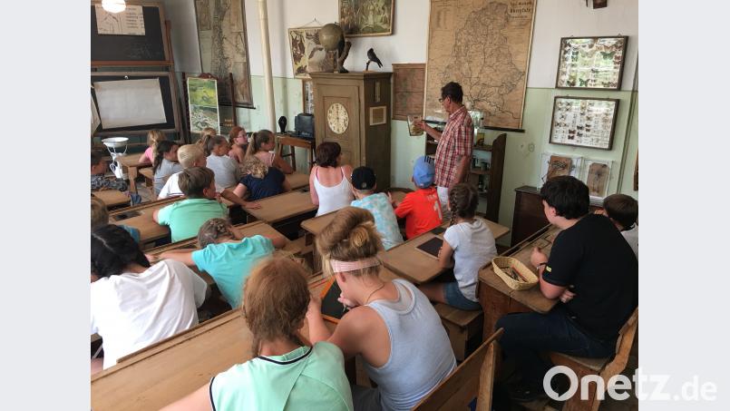 Beim früheren Königsteiner Rektor Herbert Übelacker drücken die Kinder die Bänke des Schulmuseums. exb