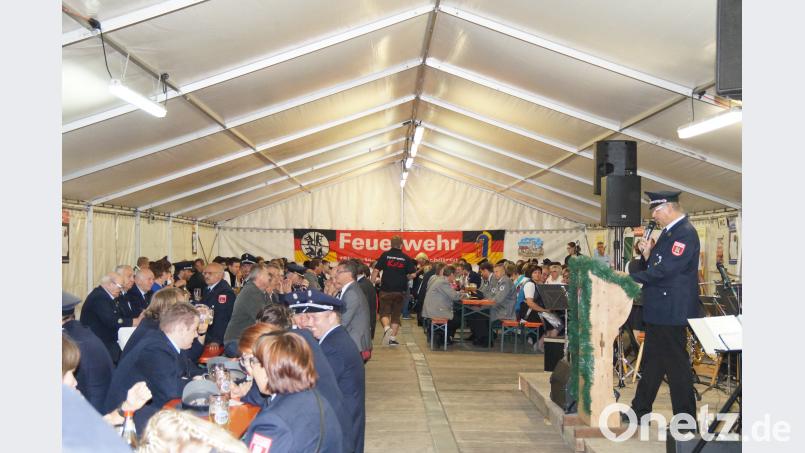1. Vorstand Johann Kulzer richtet ein Grußwort an die Gäste im Festzelt. rkp