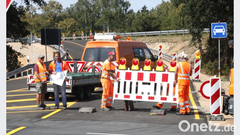 Arbeiter räumen die Absperrungen weg und bringen die Beschilderungen für die neue Verkehrsführung von und zur Nordumgehung an. Gleichzeitig erfolgt die Freigabe der Brücke zwischen Kreith und Fronberg, die fast drei Monate gesperrt war. Hirsch