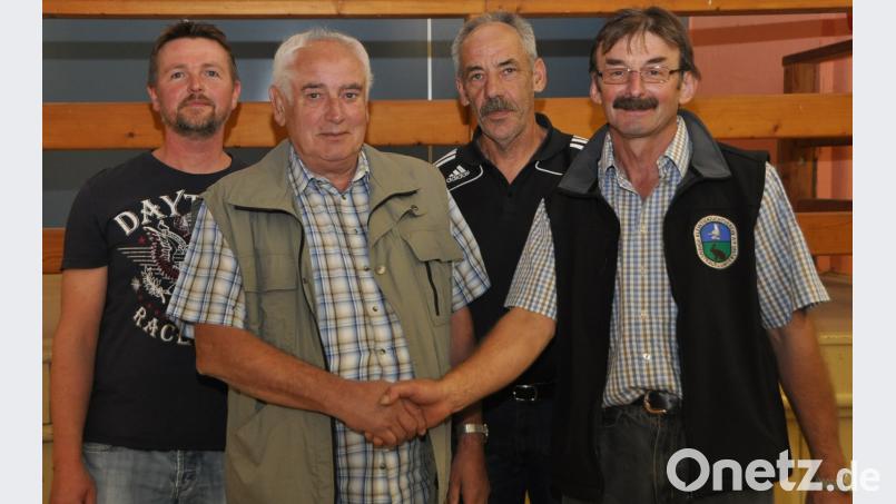Reinhold Janker aus Pleystein (Zweiter von links) ist neues Ehrenmitglied im Kleintierzuchtverein Vohenstrauß. Vorsitzender Josef Faltenbacher, zweiter Vorsitzender Reinhold Arnold und Zuchtfreund Matthias Sauer (von rechts nach links) gratulieren. dob